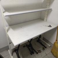 Scrivania da lavoro con due ripiani