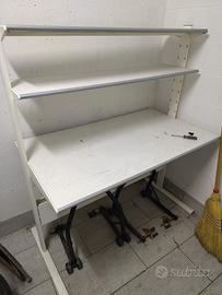 Scrivania da lavoro con due ripiani