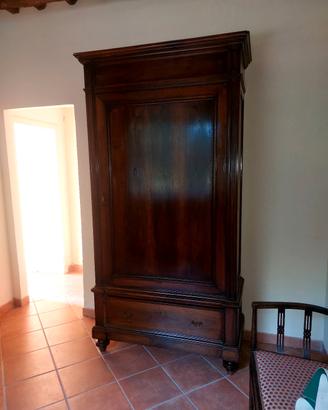 Armadio Antico in Noce  legno massello