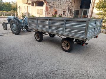  trattore con rimorchio 