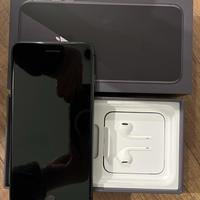 iPhone 8 Plus, Space Gray, 64GB, EarPods.
