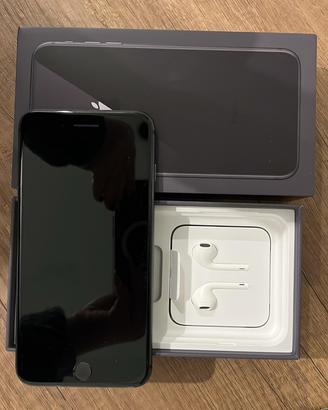 iPhone 8 Plus, Space Gray, 64GB, EarPods.
