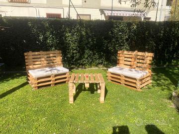 salottino divani e tavolino fatti con pancali