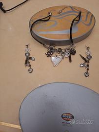 parure  con charms fossil