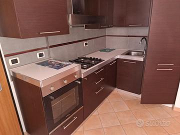 Arredamento composto da cucina soggiorno e camera