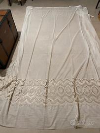 2 tende bianche con ricamo pizzo