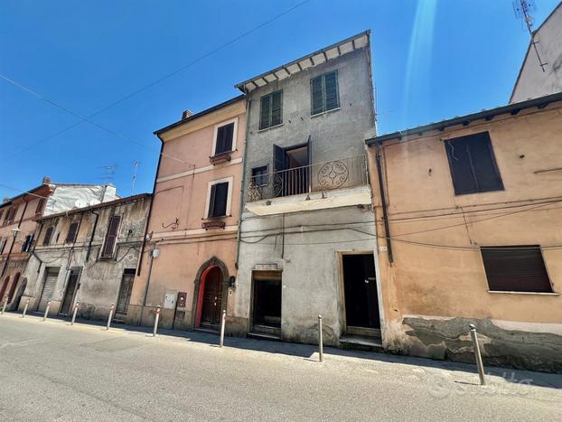 Zagarolo: palazzina cielo terra centro paese