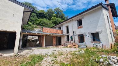Casa accostata con giardino in esclusiva