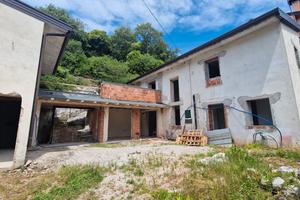 Casa accostata con giardino in esclusiva