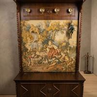 Mobile ingresso vintage con arazzo e cassapanca