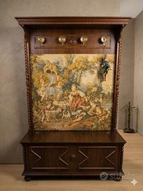 Mobile ingresso vintage con arazzo e cassapanca