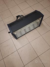 Luce strobo flash bianca.