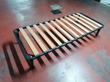 Letto con doghe singolo.