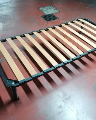 Letto con doghe singolo.