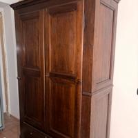 Armadio a due ante con un cassetto