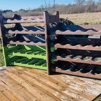 Scaffale componibile in plastica per bottiglie. 