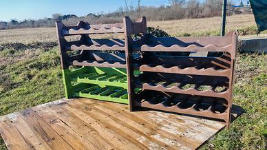 Scaffale componibile in plastica per bottiglie. 