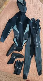 muta beuchat tg s 5mm donna con guanti e calzari