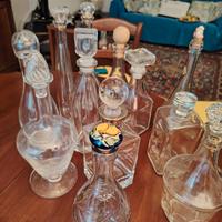 set di bottiglie di vetro lavorato per liquori