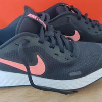 NIKE REVOLUTION 5