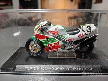 Lotto di 5 moto in scala 1/32 con bacheca