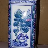 Antico vaso in porcellana quadrato con base bianc