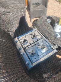 piano cottura a quattro fuochi 