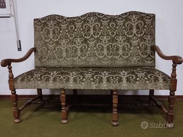 Divano in noce tappezzato in vellutto verde