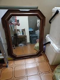 specchio con cornice di legno marrone