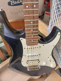 Chitarra elettrica Yamaha Pacifica nera e bianca