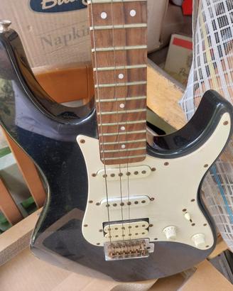 Chitarra elettrica Yamaha Pacifica nera e bianca