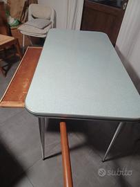 tavolo e sedie in formica
