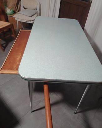 tavolo e sedie in formica