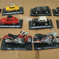 macchinine e moto da collezionismo con supporti 