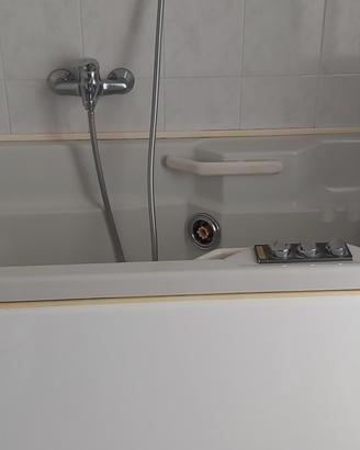 vasca idromassaggio Jacuzzi 