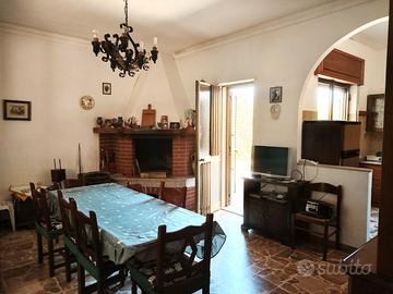 Villetta con giardino e terreno
