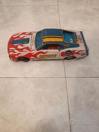 macchina vintage in latta mustang stunt car
