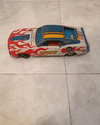 macchina vintage in latta mustang stunt car