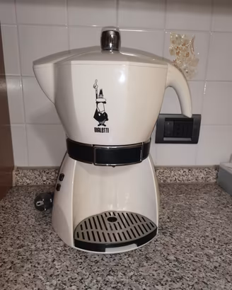 macchinetta del caffè bialetti moka con capsule