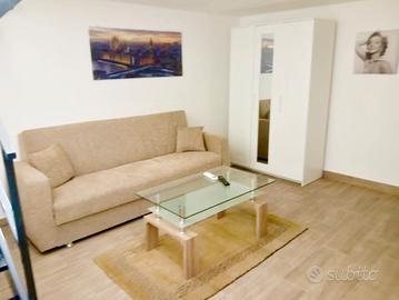 divano letto tre posti+ tavolinovetro pari a nuovo