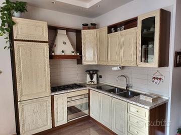 cucina completa con tavolo e sedie decapè 