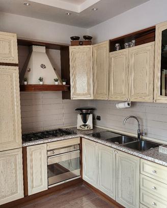 cucina completa con tavolo e sedie decapè 