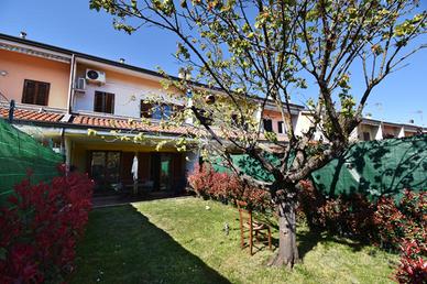 VILLA A SCHIERA CENTRALE A IVREA