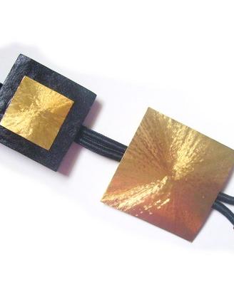 collana forma geometrica, nero e dorato