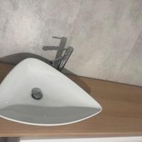 mobile del bagno con lavabo
