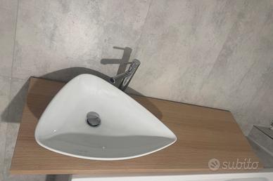 mobile del bagno con lavabo