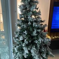 Albero di natale innevato