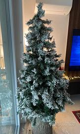 Albero di natale innevato