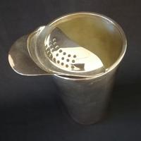 Bicchiere da cocktail in metallo argentato