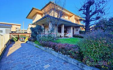 Elegante villa con giardino